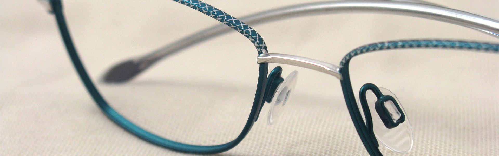 Detail brýlové obruby s povrchovou úpravou